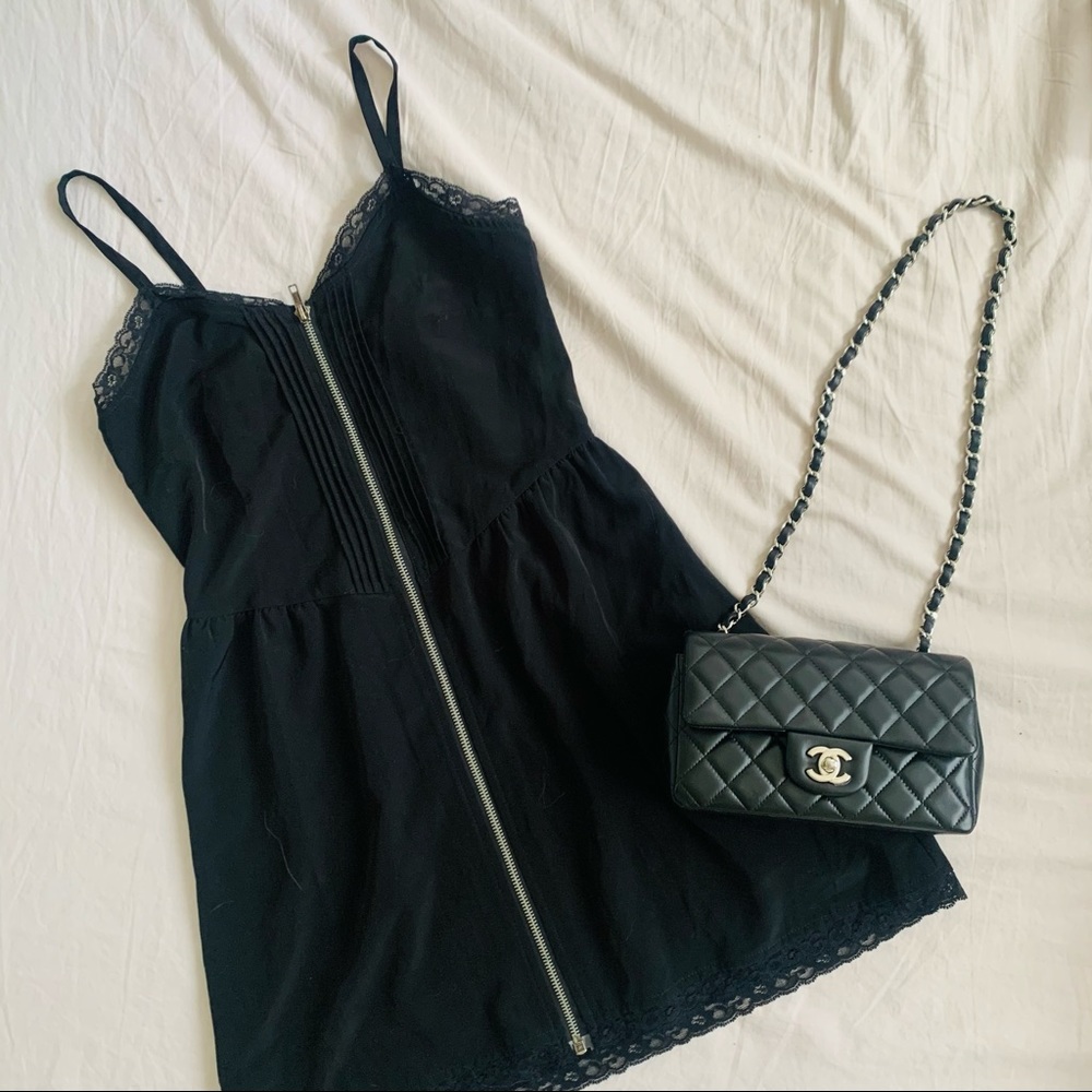 Zipper up dress w/ lace trim